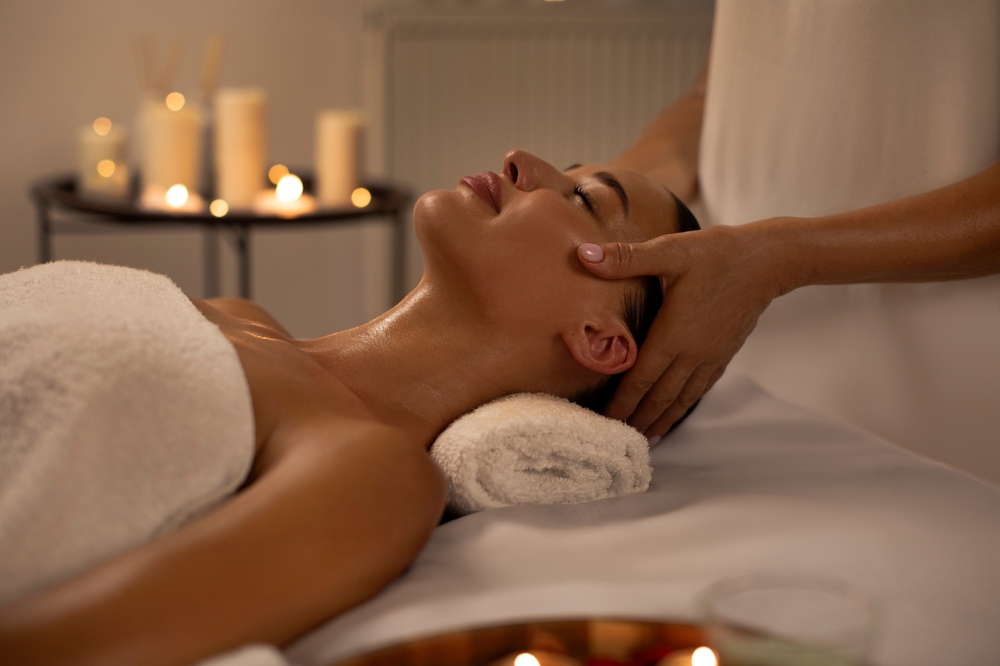 Masseuse,making,relaxing,head,massage,for,young,lady,,peaceful,woman